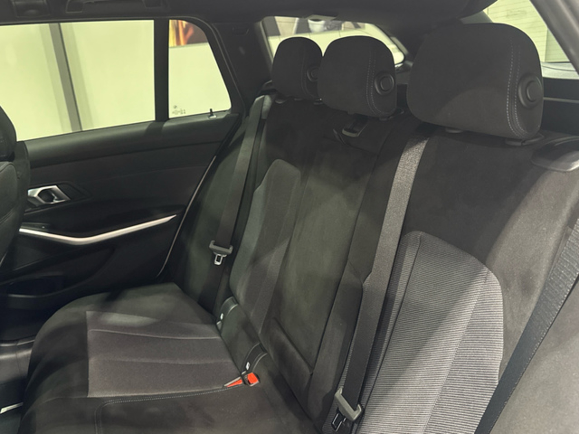 Renting BMW Serie 3 320d Touring 140 kW (190 CV) 2 4