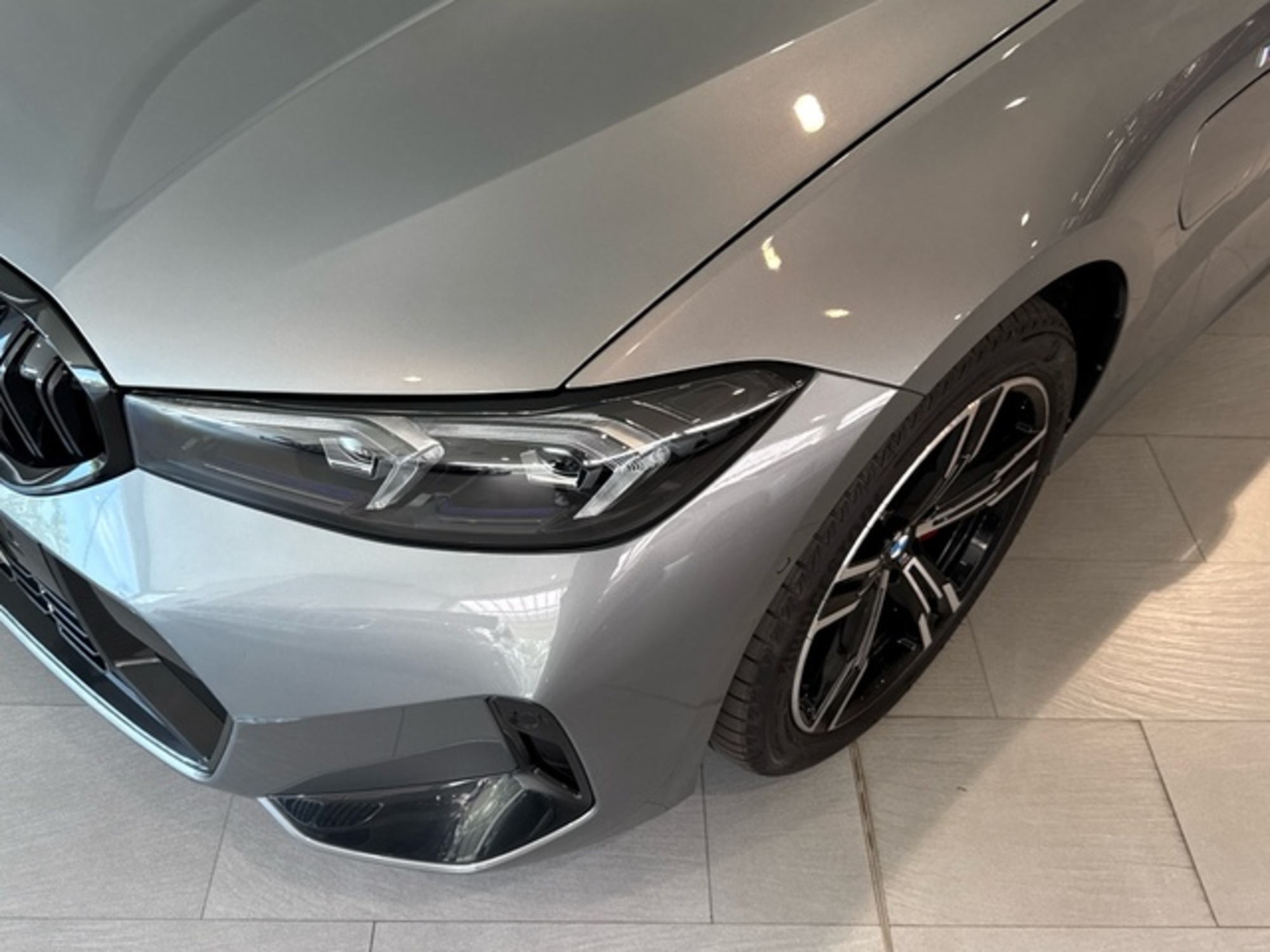 Renting BMW Serie 3 330e xDrive Touring 215 kW (292 CV) 7 1