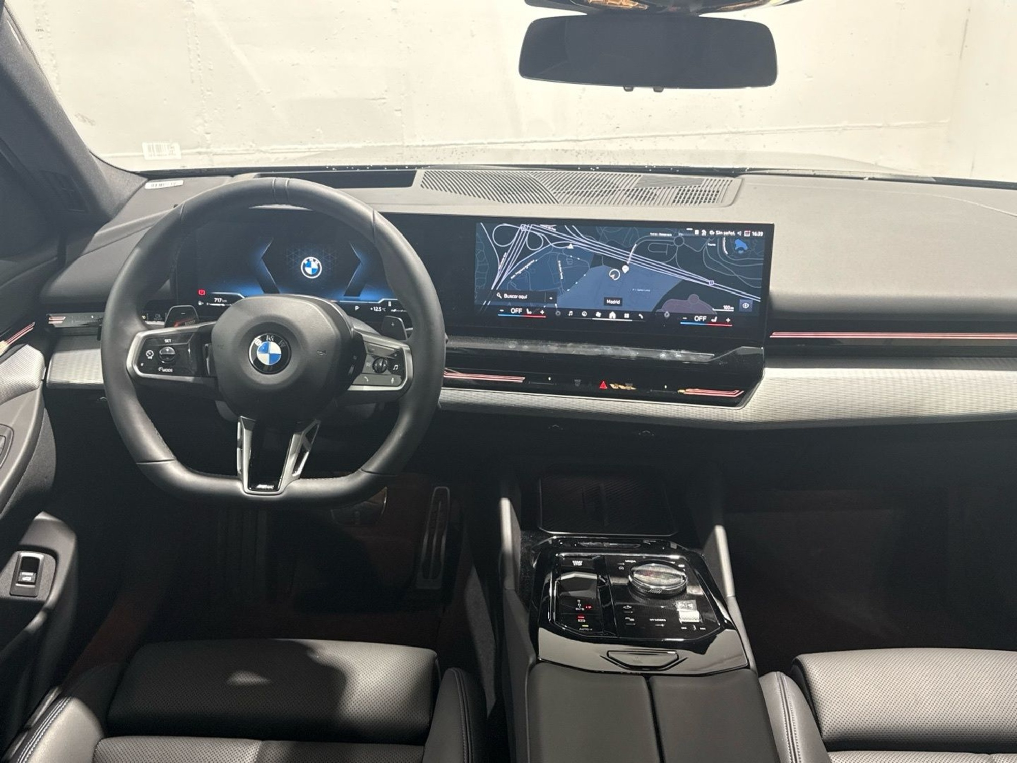 Renting BMW Serie 5 520d 145 kW (197 CV) 3
