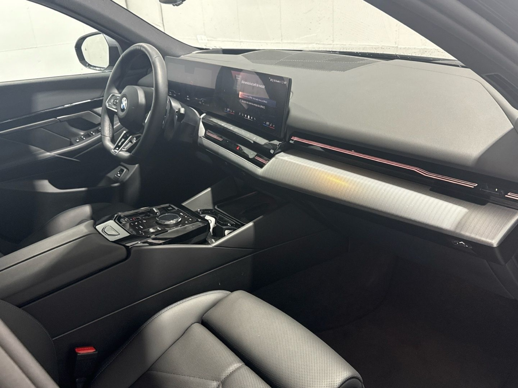 Renting BMW Serie 5 520d 145 kW (197 CV) 3