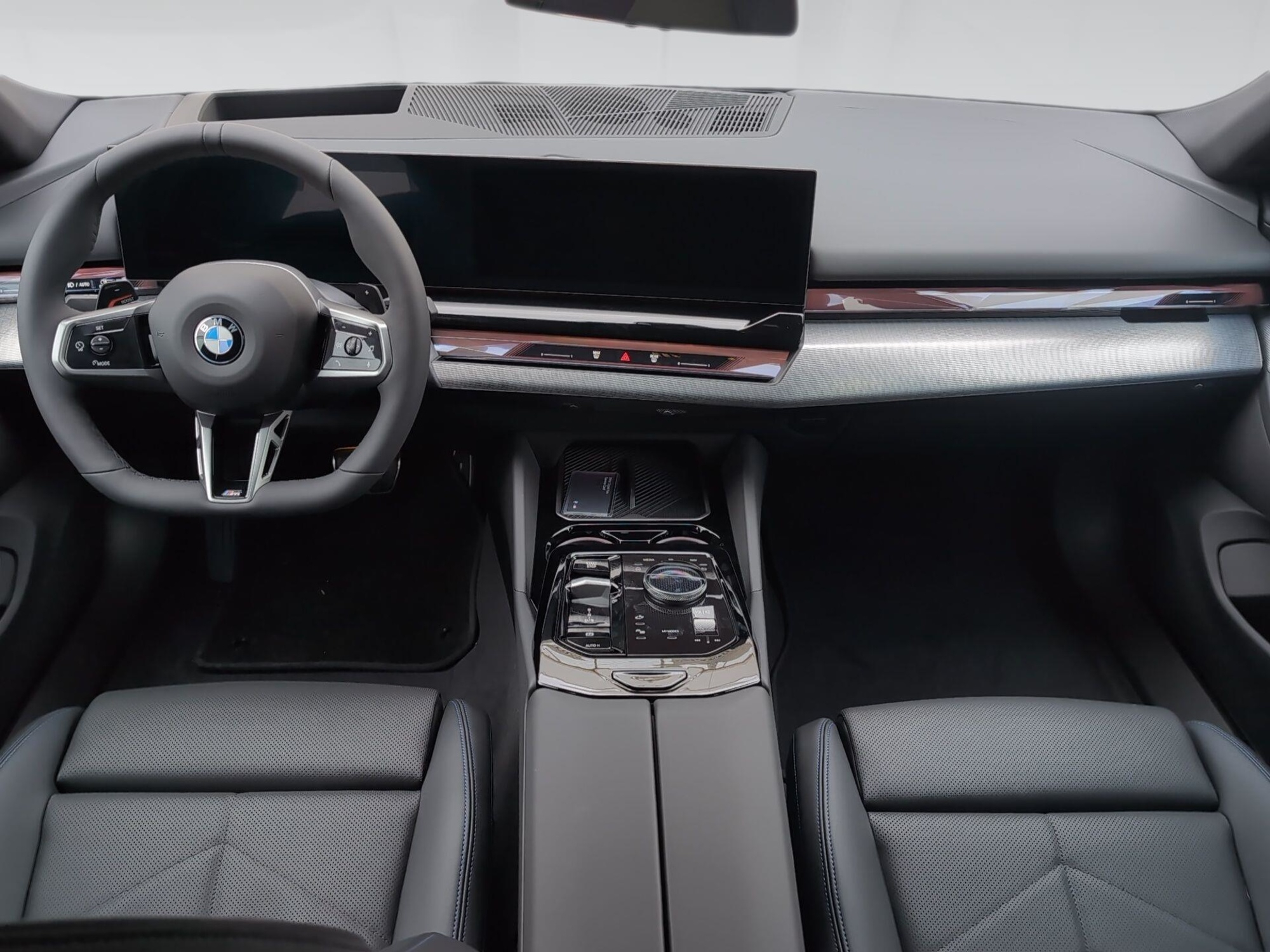 Renting BMW Serie 5 520d xDrive Touring 145 kW (197 CV) 3