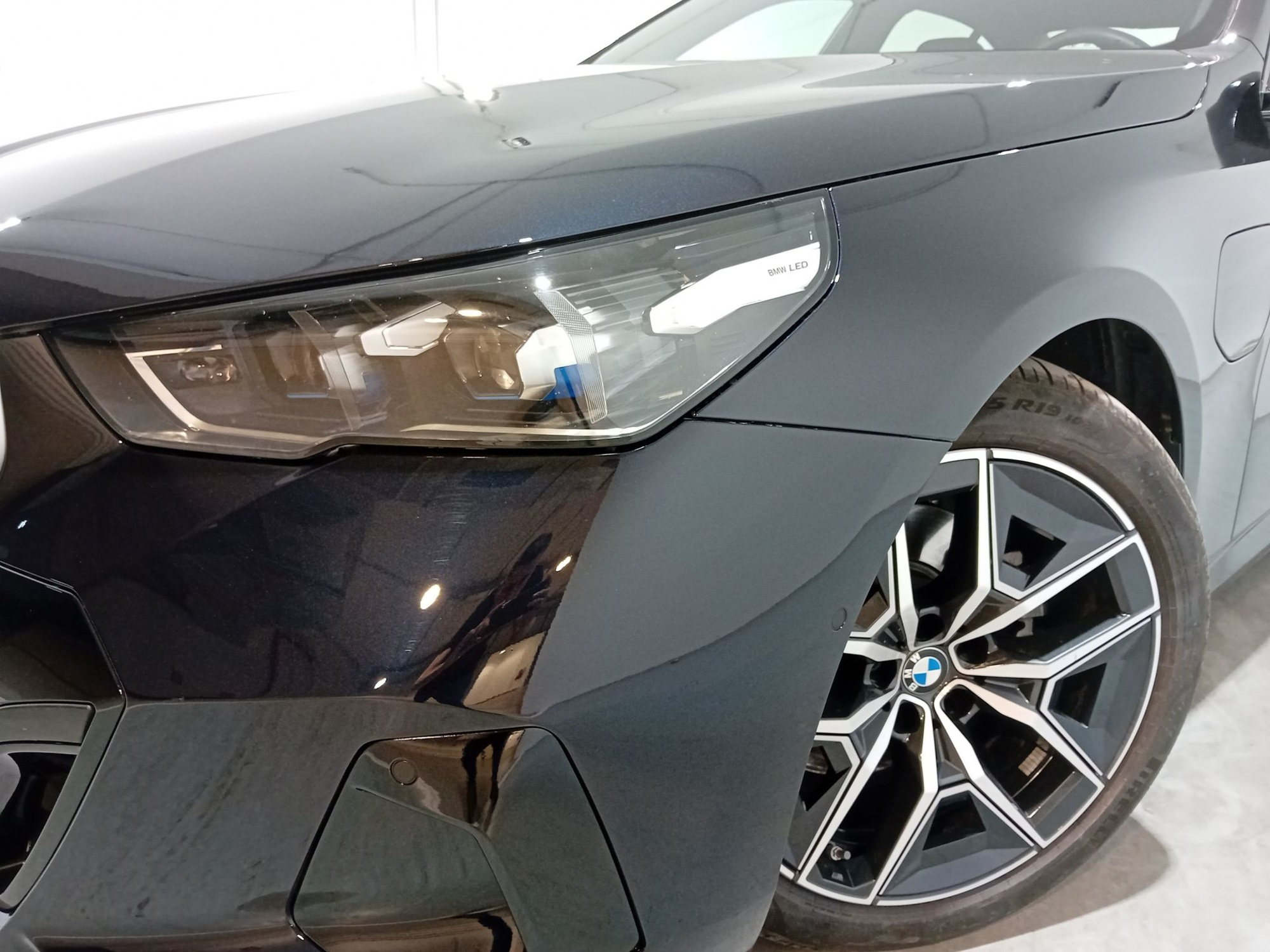 Renting BMW Serie 5 530e 220 kW (299 CV) 1 2