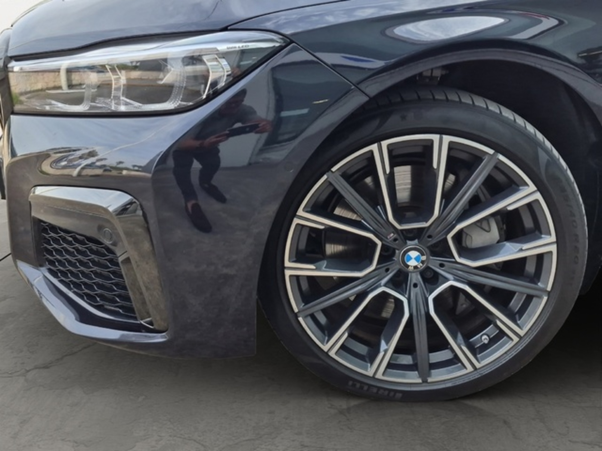 Renting BMW Serie 7 745e 290 kW (394 CV)