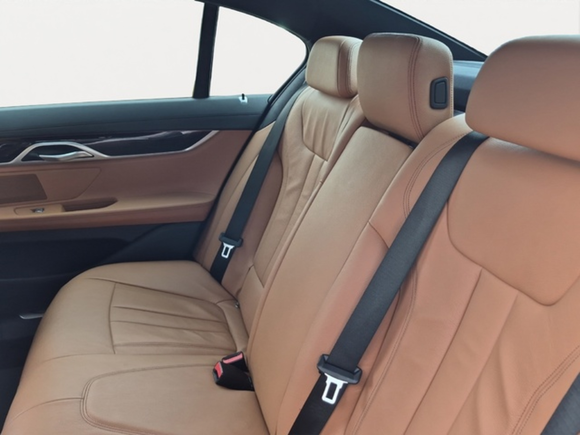 Renting BMW Serie 7 745e 290 kW (394 CV)