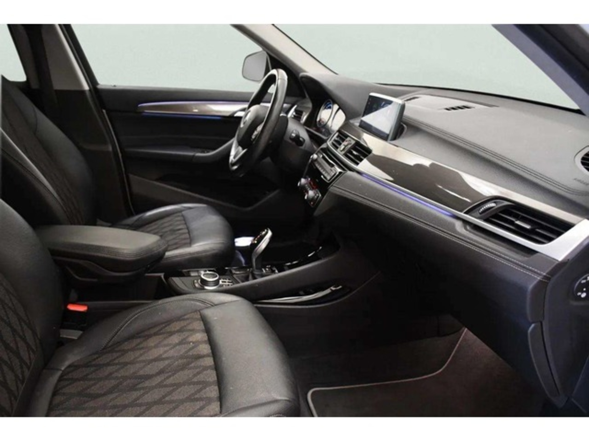 Renting BMW X1 sDrive20d 140 kW (190 CV)