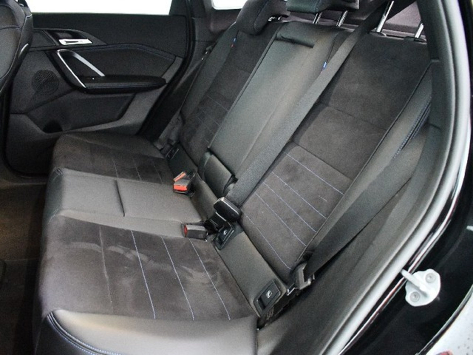 Renting BMW X1 xDrive25e 180 kW (245 CV) 4 18