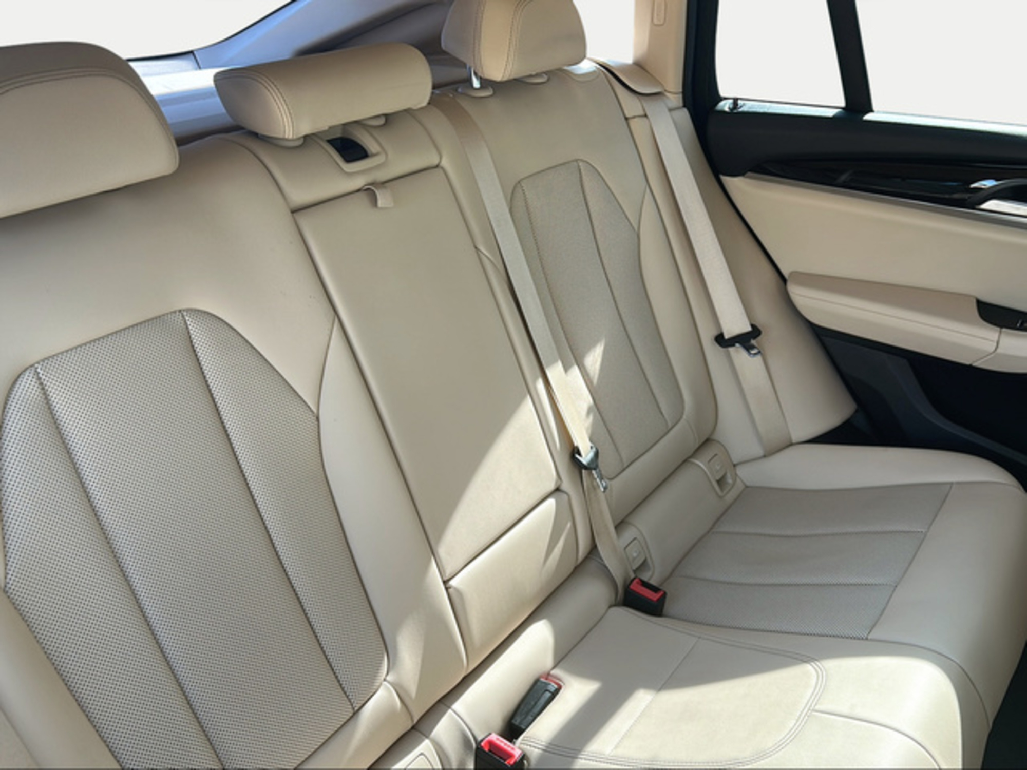 Renting BMW X4 xDrive20d xLine 140 kW (190 CV) 6