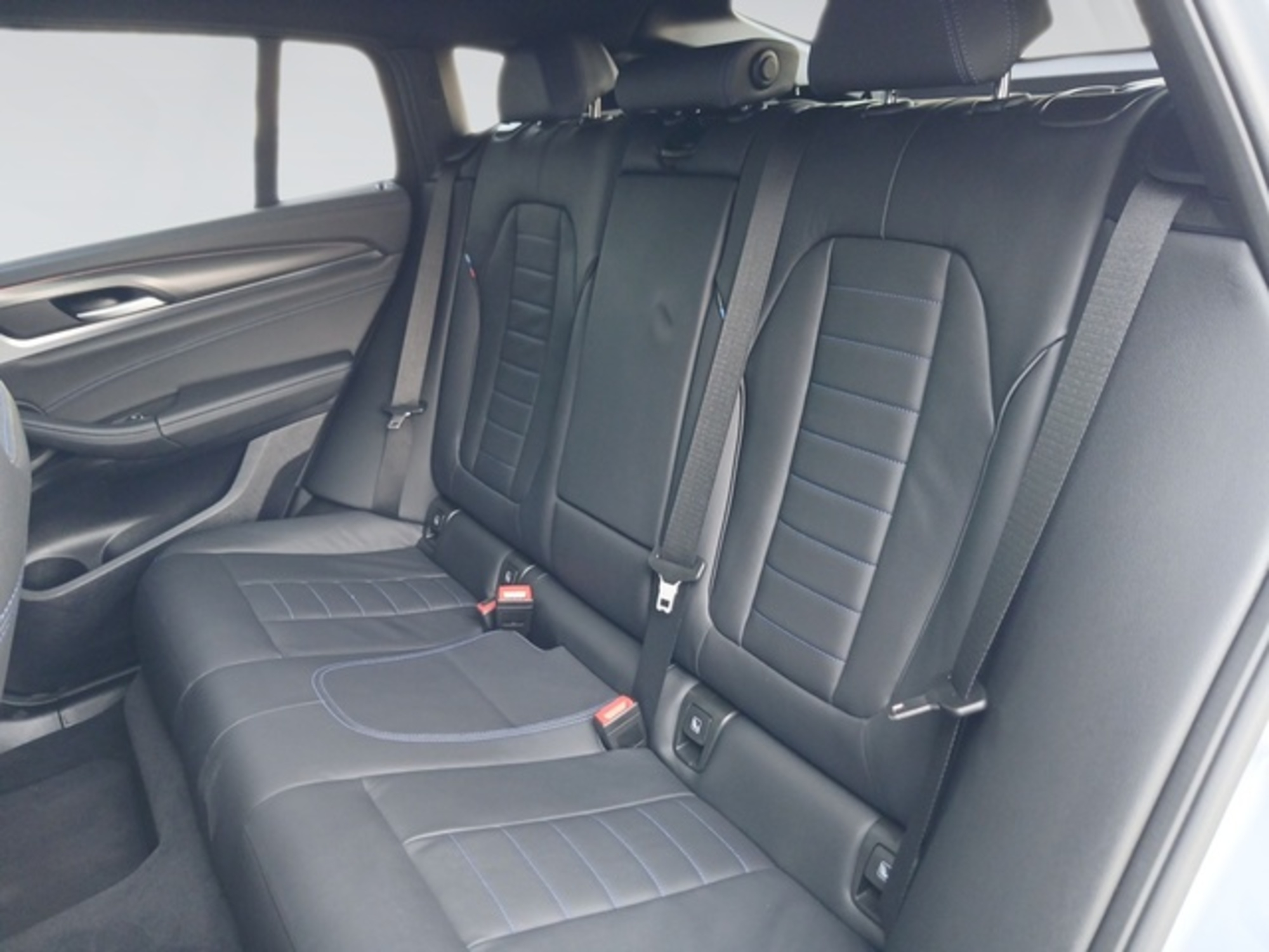 Renting BMW X4 xDrive20d xLine 140 kW (190 CV) 4