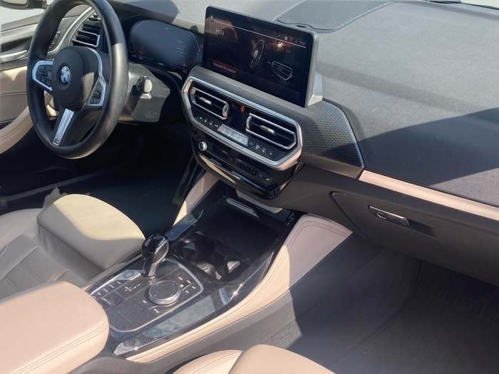 Renting BMW X4 xDrive20i xLine 135 kW (184 CV)