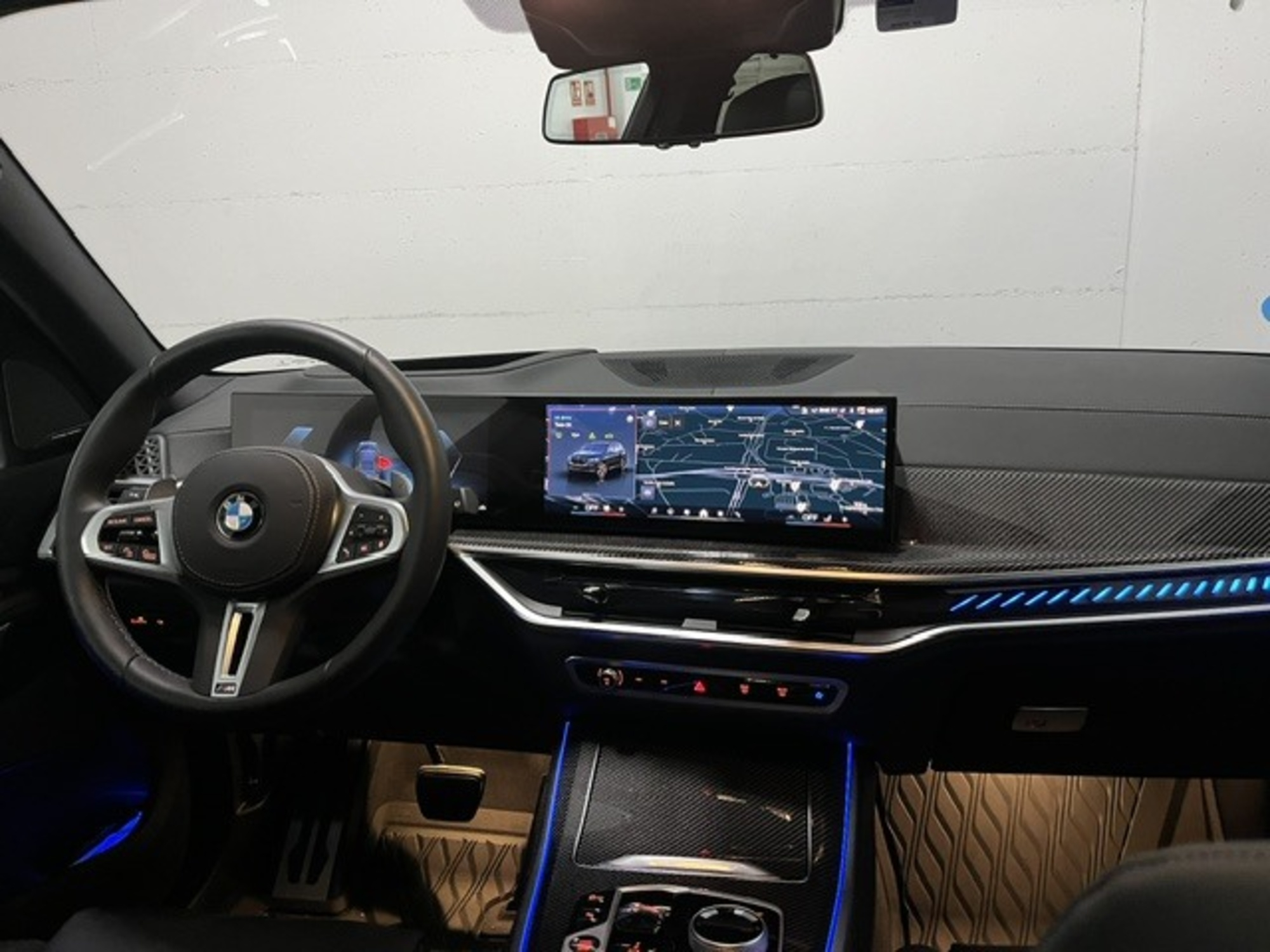 Renting BMW X5 M60i xDrive 390 kW (530 CV)
