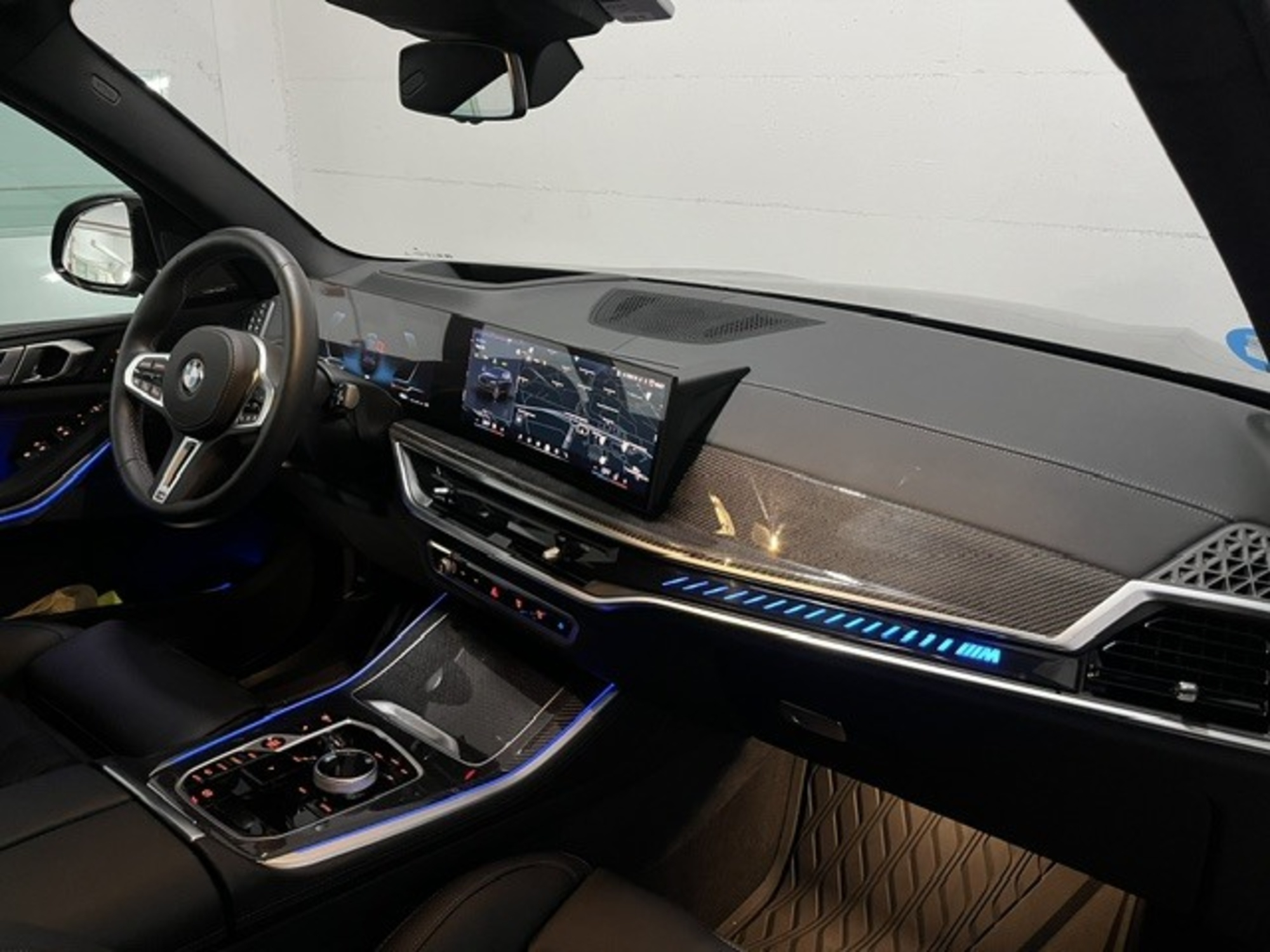 Renting BMW X5 M60i xDrive 390 kW (530 CV)