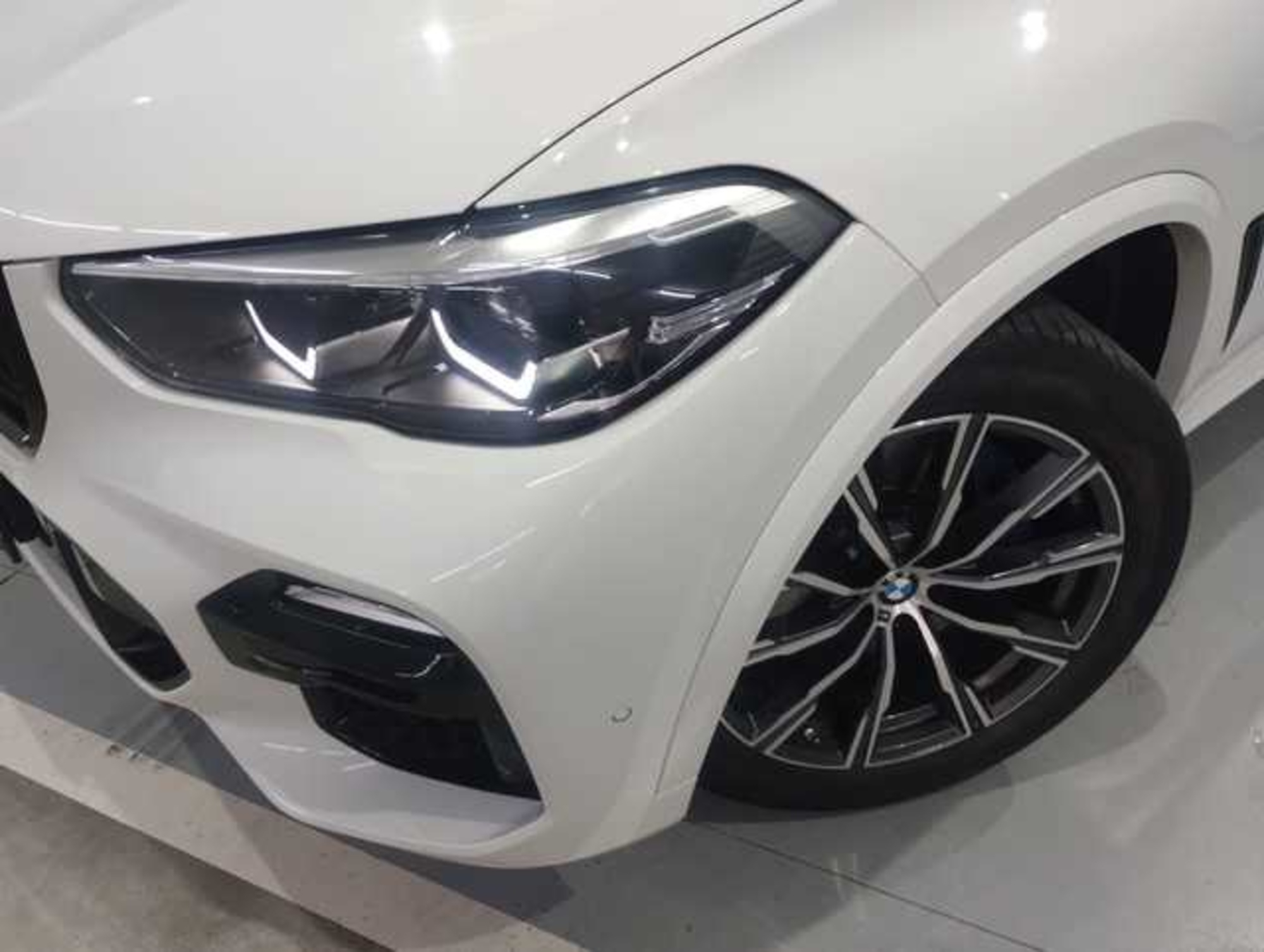Renting BMW X5 xDrive30d 210 kW (286 CV) 5