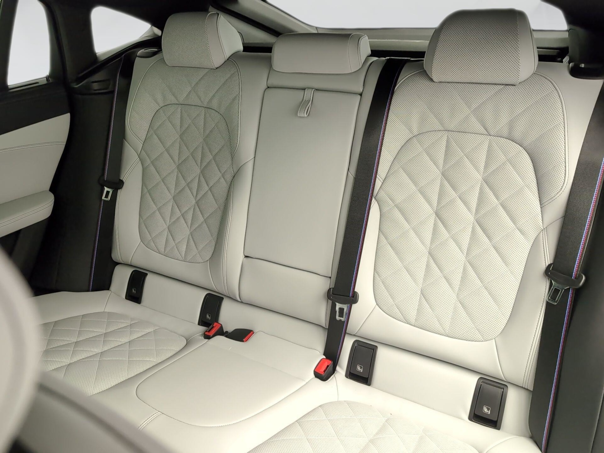 Renting BMW X6 xDrive40d M Sport 259 kW (352 CV) 2