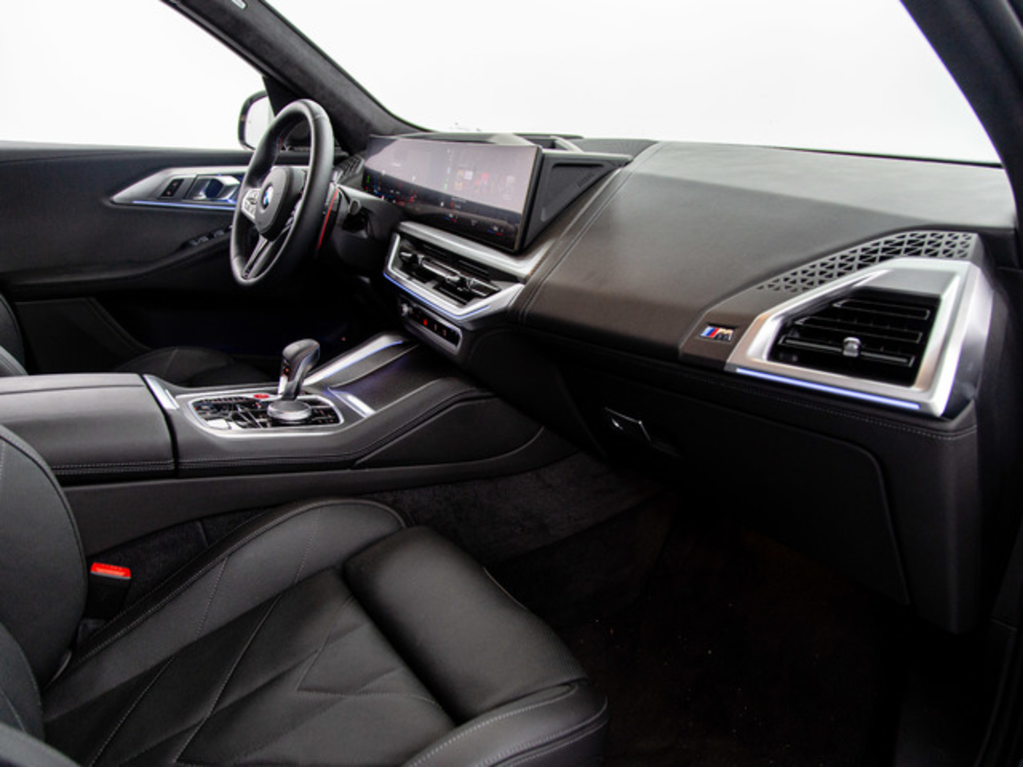 Renting BMW XM 4.4 PHEV 480 kW (653 CV)