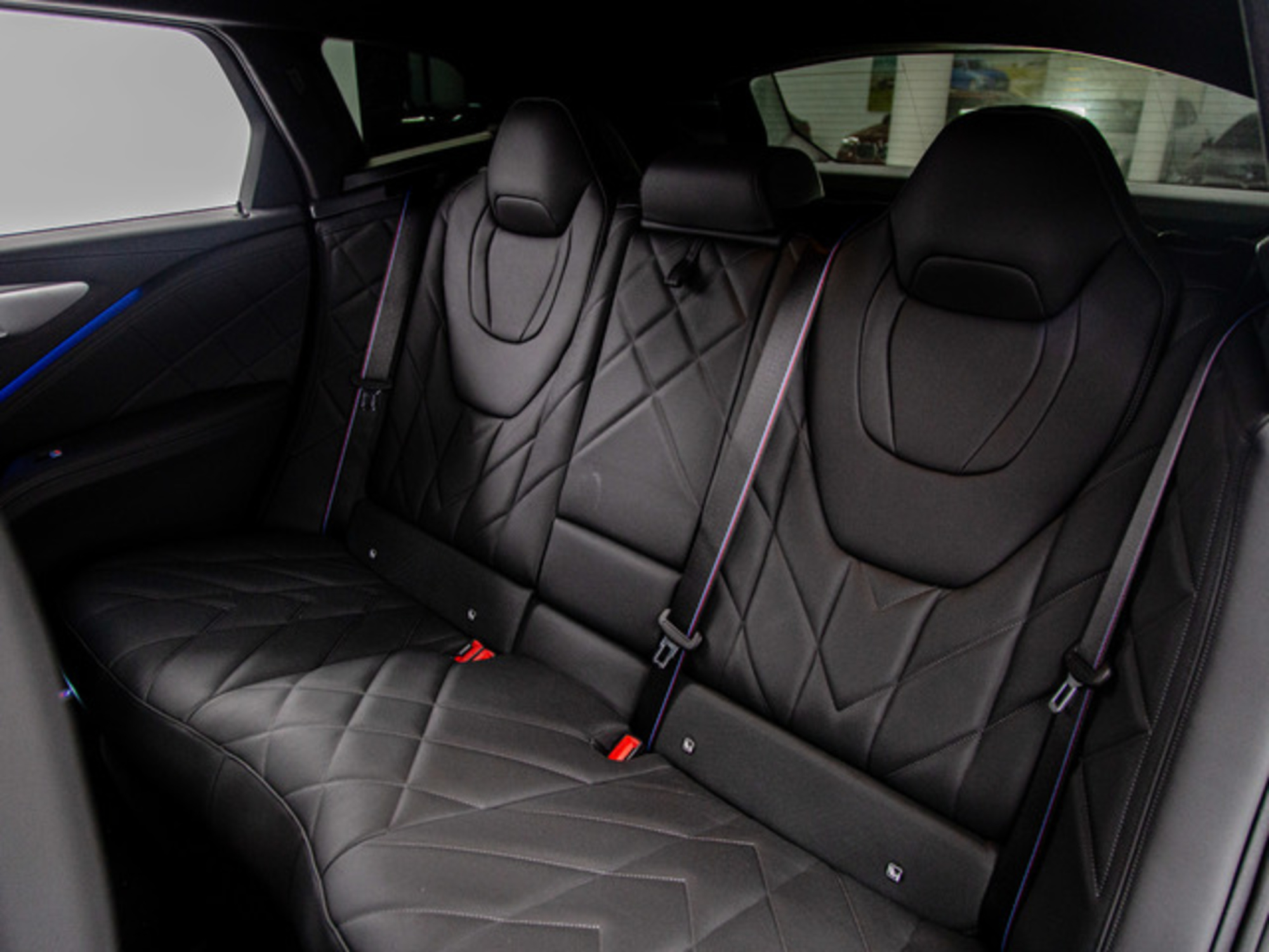 Renting BMW XM 4.4 PHEV 480 kW (653 CV)