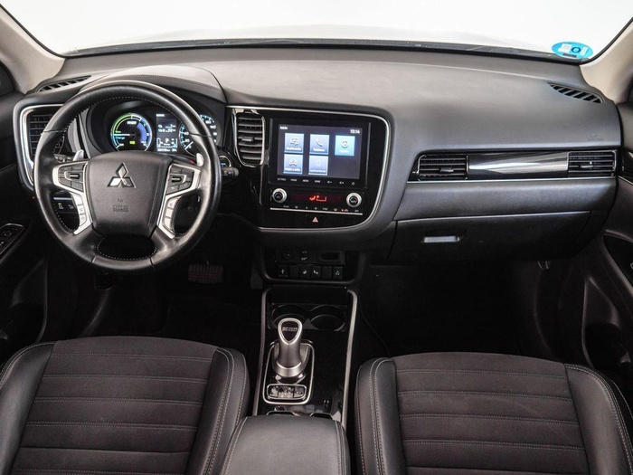 Renting Mitsubishi Outlander 2.4 PHEV Kaiteki 4WD Auto 165 kW (224 CV) Ocasión