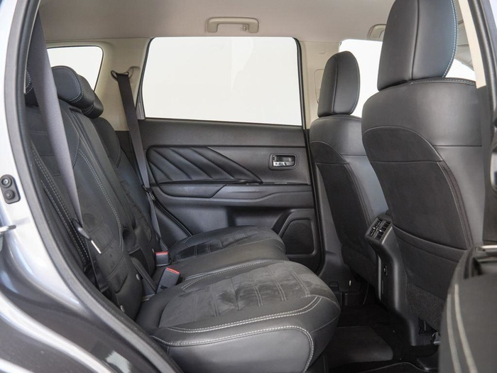 Renting Mitsubishi Outlander 2.4 PHEV Kaiteki 4WD Auto 165 kW (224 CV) Ocasión