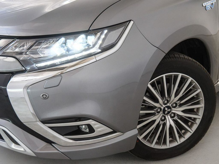 Renting Mitsubishi Outlander 2.4 PHEV Kaiteki 4WD Auto 165 kW (224 CV) Ocasión