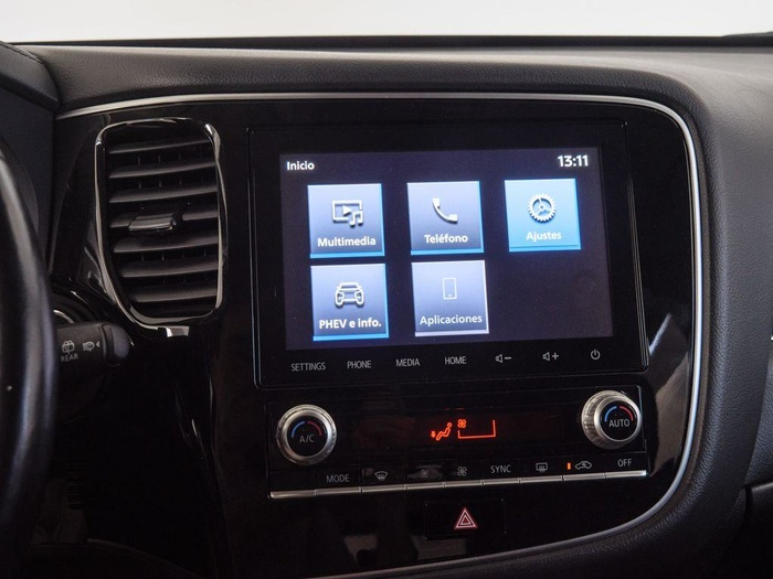 Renting Mitsubishi Outlander 2.4 PHEV Kaiteki 4WD Auto 165 kW (224 CV) Ocasión