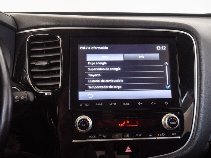 Renting Mitsubishi Outlander 2.4 PHEV Kaiteki 4WD Auto 165 kW (224 CV) Ocasión