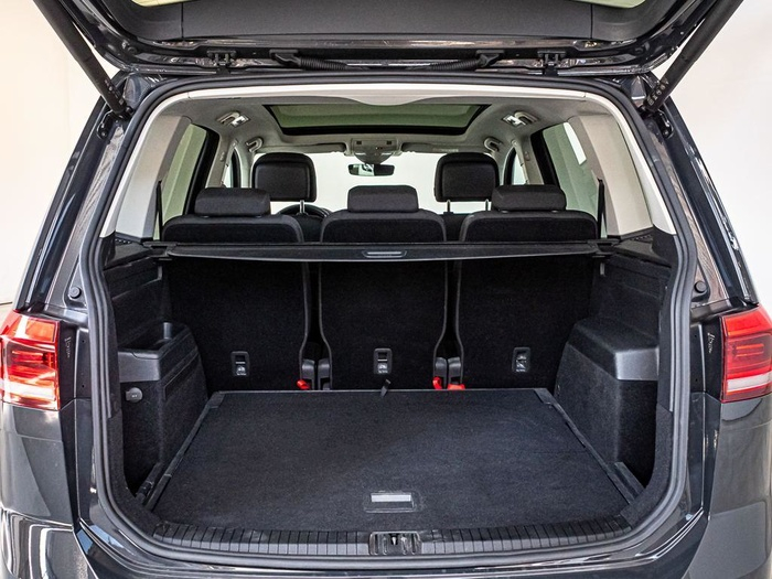 Renting Volkswagen Touran Advance 2.0 TDI 90 kW (122 CV) Ocasión