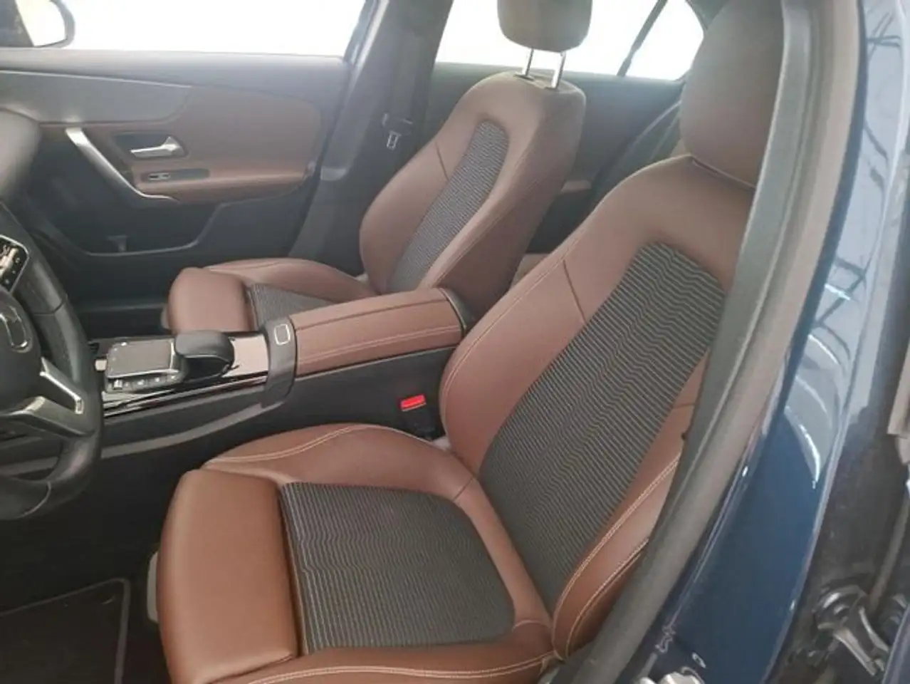 Renting Mercedes-Benz A 220 250e PHEV ADVANTAGE ETIQUETA 0 Azul