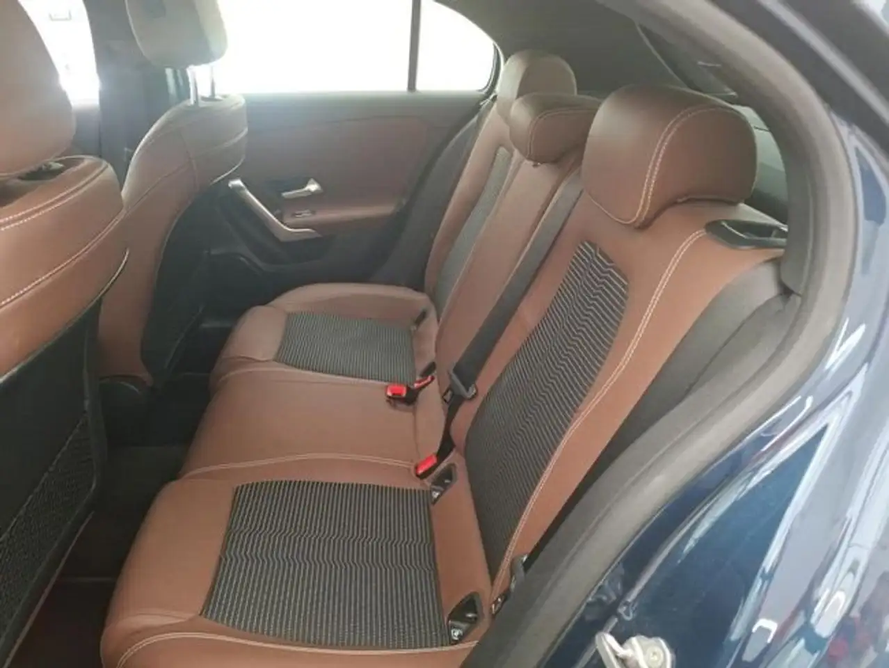 Renting Mercedes-Benz A 220 250e PHEV ADVANTAGE ETIQUETA 0 Azul